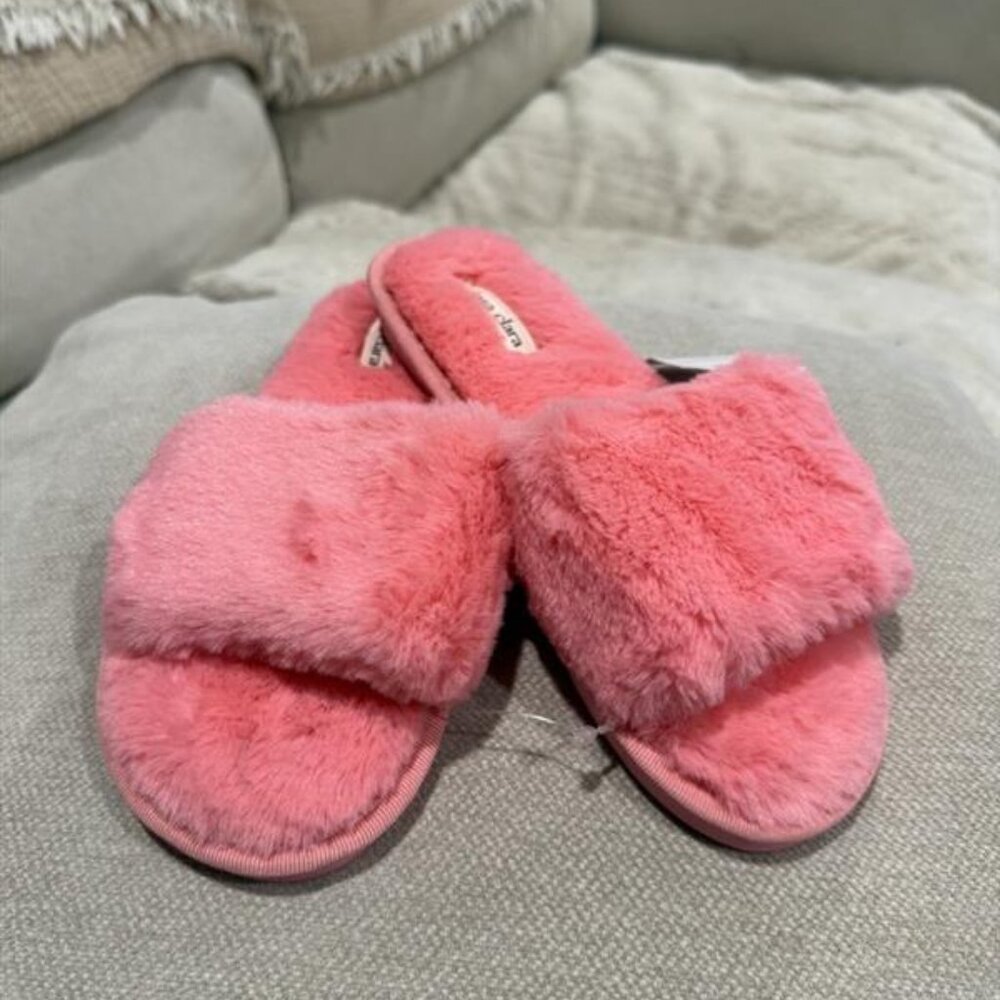 Casa Clara Pink Fuzzy Slippers NWT. Size 6.